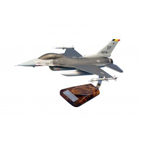 maquette avion - F-16C Falcon - USAF maquette avion - F-16C Falcon - USAFmaquette avion - F-16C Falcon - USAF