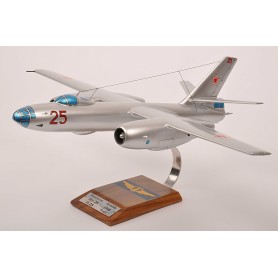 maquette avion - Il-28 n°25  RU002